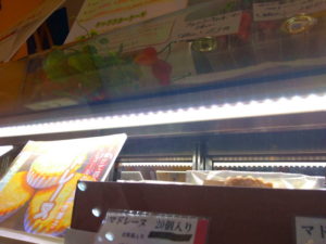 led2019 1 300x225 - 焼き菓子ショーケースにLED照明をとりつける